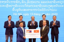 Vietnam presents rice to support Lao flood-hit people