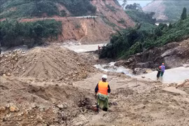 PM provides emergency aid to three central provinces 