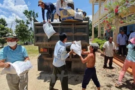 Can Tho sends gifts to Vietnamese-origin people in Cambodia 