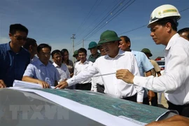 Deputy PM inspects site clearance of Cao Bo-Mai Son expressway project