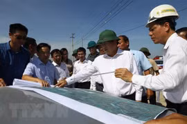Deputy PM inspects site clearance of Cao Bo-Mai Son expressway project