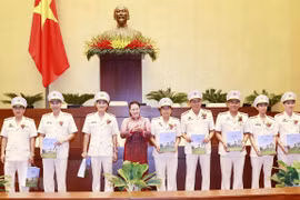 NA leader meets exemplary individuals in protecting security