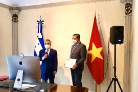 Honduras President wishes to step up ties with Vietnam 