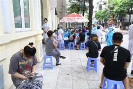 Health Ministry urges speeding up tracing people returning from Da Nang