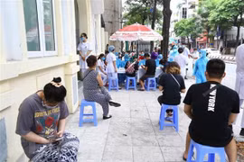 Health Ministry urges speeding up tracing people returning from Da Nang