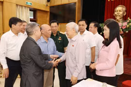 Top leader meets Hanoi voters ahead of NA’s 10th session