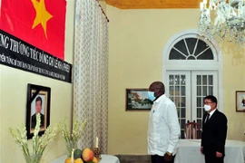 Vietnamese diplomatic corps abroad hold services for late Party chief