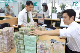 COVID-19 pushes banks to lower deposit rates