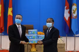Face masks presented to Cambodian People's Party 