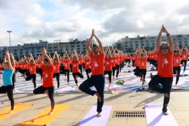 Int’l Yoga Day draws nearly 3,000 in Quang Ninh 
