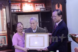 First Vietnamese in Laos honoured with 70-year Party membership insignia 