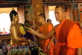 Tay Ninh officials visit Khmer community on Chol Chnam Thmay festival 