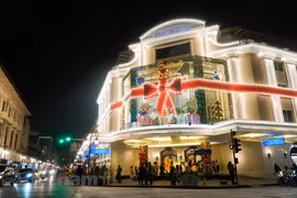 Christmas atmosphere overwhelms localities nationwide 