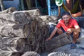 Mekong Delta farmers wait for floodwaters