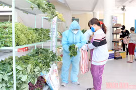 Mobile supermarket gives free food to poor people in Da Nang