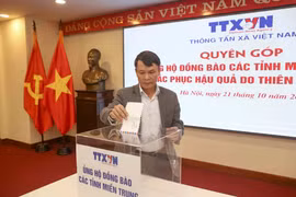 VNA donates to flood victims in central region