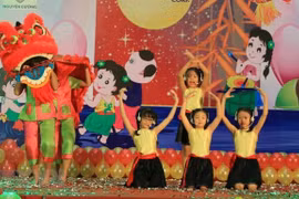 Top leader shares children’s Mid-Autumn Festival joy