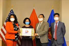 Vietnamese Embassy presents face masks to Washington D.C.
