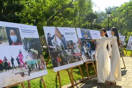 Photo exhibition showcases Vietnam’s fight against COVID-19