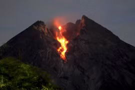 Indonesia: Mount Merapi spews into life