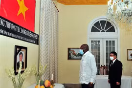 Vietnamese diplomatic corps abroad hold services for late Party chief