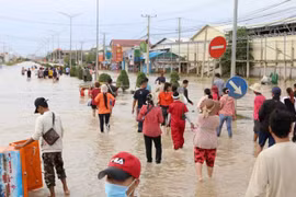 Cambodia: Flooding forces 40 garment factories to suspend operations