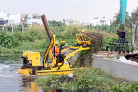 HCM City trials new system to collect rubbish from water bodies