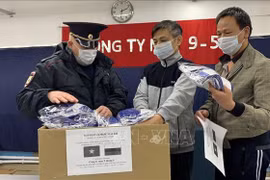 Vietnamese in Russia present masks to locals