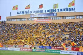 International media highlight Vietnam football league with packed crowds 