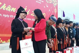 At least 1.5 million Tet gifts to be presented to poor, AO victims 