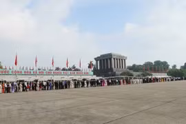 Over 26,600 pay tribute to President Ho Chi Minh during Tet