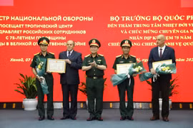 Defence minister visits Vietnam-Russia Tropical Centre