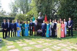 Vietnamese embassy in Mexico offers flowers at President Ho Chi Minh’s statue