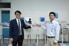 Quang Ngai hospitals receive medical packages from RoK