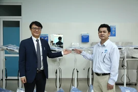 Quang Ngai hospitals receive medical packages from RoK