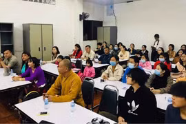 Free language classes offered to Vietnamese citizens in Laos