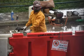 Singapore allows 265,000 foreign workers to return