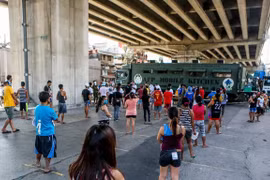 Philippines GDP falls for first time since 1998