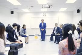 Japanese PM meets with students of Vietnam-Japan University