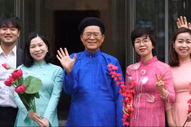 RoK diplomats sing Vietnamese song to celebrate New Year