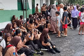  Indonesia: Flash flood kills at least eight trekking students
