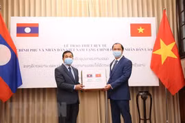 COVID-19: Vietnam presents medical equipment to Laos, Cambodia 
