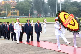 Leaders pay tribute to President Ho Chi Minh on national reunification day