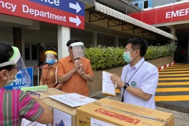 Ethnic Vietnamese present medical equipment to Thai province