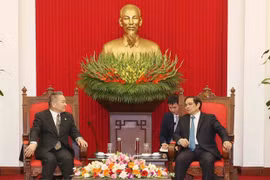 Party official receives Japanese Communist Party delegation 