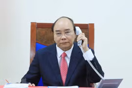 PM Nguyen Xuan Phuc holds phone talk with Singaporean counterpart