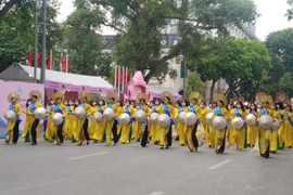 Hundreds parade in Hanoi to show off beauty of "Ao Dai"