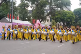 Hundreds parade in Hanoi to show off beauty of "Ao Dai"