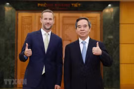 Party official receives head of US finance corporation