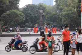 Hanoi: Tourist sites packed with visitors as social distancing order lifted